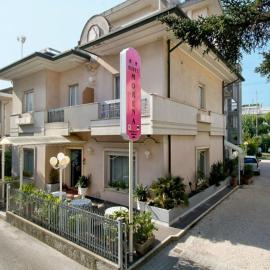 Hotel Morena Riccione Centrale，位于里乔内的酒店