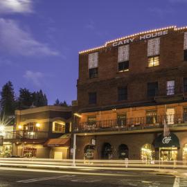 Historic Cary House Hotel,位于普莱瑟维尔的酒店
