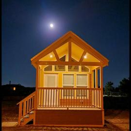 073 Tiny Home nr Grand Canyon South Rim Sleeps 8，位于瓦莱的酒店