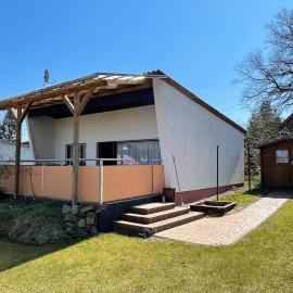 Gemütlicher Bungalow an der Mecklenburgischen Seenplatte，位于Jabel的酒店