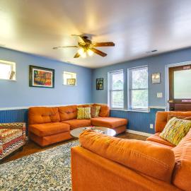 Downtown Hermann Vacation Home Near Wineries!，位于赫曼的酒店