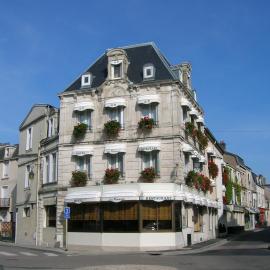 Hôtel Restaurant Des Remparts，位于肖蒙的酒店