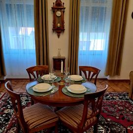 Weisz Castle style Apartment-City Center- Free Private Parking