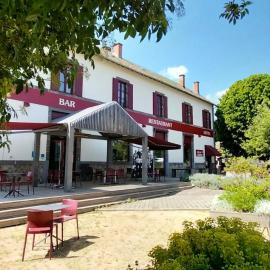 Logis hôtels Auberge du Château，位于Saint-Rémy-de-Blot的酒店