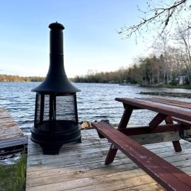 Archie's Lakeside Cabin，位于沃尔夫维尔的酒店