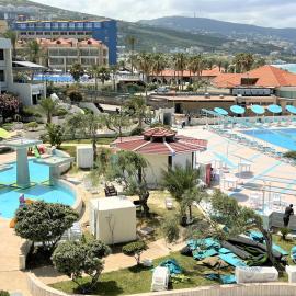 Beachfront Chalet in Aqualand Resort - Batroun，位于拜特龙的酒店