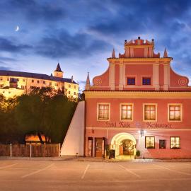 Hotel Růže，位于伏尔塔瓦河畔罗日姆贝克的酒店