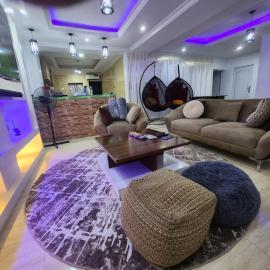 Exquisite and Cozy 3-bedroom Apt with hot-tub, WiFi, DSTV, and Inverter Power Backup，位于Agege的酒店