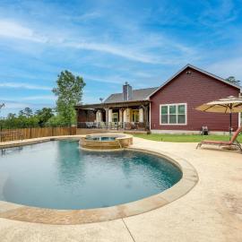 Pool & Hot Tub in Sunny Smithville Getaway!，位于Smithville的酒店