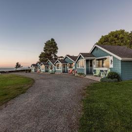 Juan de Fuca Waterfront Hotel & Cottages，位于塞奎姆的酒店