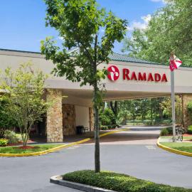 Ramada by Wyndham Jacksonville Hotel & Conference Center，位于杰克逊维尔的酒店