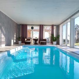 Cosy family home with pool，位于格里姆斯塔的酒店