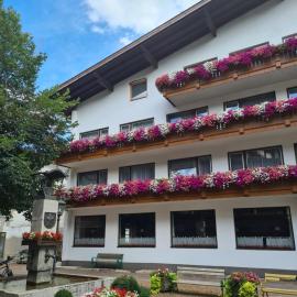 Gasthof Kirchenwirt，位于齐勒河谷采尔的酒店