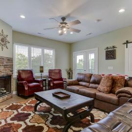 Luxury Condos at Thousand Hills - Heart of Branson - Beautifully remodeled - Spacious and Affordable，位于布兰森的酒店