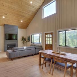 Lakeside Cabin w/ Hot Tub: 3 Mi to Flathead Lake!，位于Lakeside的酒店