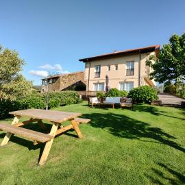 Apartamentos Corona，位于柯米拉斯的酒店