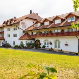 Sattelbogener Hof，位于Traitsching的酒店