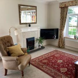 Exclusive 2 Bedroom Apartment with Summer House and Hot Tub，位于达文特里的酒店