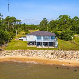 Waterfront Alabama Vacation Rental w/ Deck，位于Coden的酒店