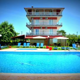 Denis Hotel and Bungalows，位于科里诺斯的酒店