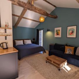 Riverside cabin with private terrace + hot tub，位于Mauléon-Barousse的酒店