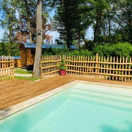 Les Roulottes de l Herm Piscine Jacuzzi Perigord，位于胡菲涅克的酒店