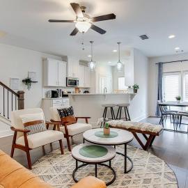 2022 quiet relaxing and secure town house near Atlanta，位于Redan的酒店