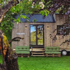 Tiny house - idyllic accommodation，位于格里姆斯塔的酒店