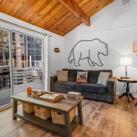 Dark Pine Retreat - Excellent setting compliments this charming Big Bear cabin!，位于大贝尔城的酒店