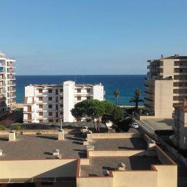 Apartamento en Torre Valentina con vista al mar，位于卡隆赫的酒店