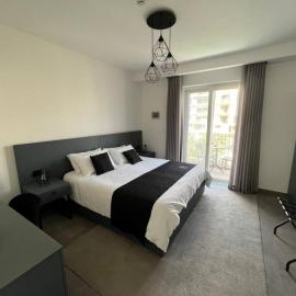 The Valley Room 8 condo with parking on premises，位于圣朱利安斯的酒店