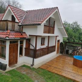 CasAndi，位于Cireşu的酒店