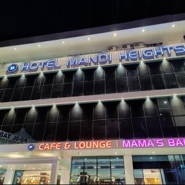 Hotel Mandi Heights - Bar, Fine Dining & Banquet Hall，位于马恩迪的酒店
