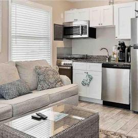 33rd Unit 2 Island Time Parking Beach 2 Blocks Away，位于布里根泰恩的酒店