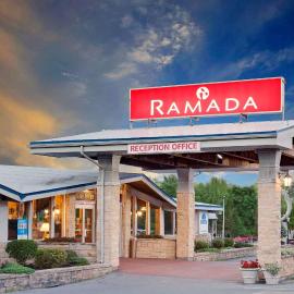 Ramada by Wyndham 1000 Islands Gananoque，位于加纳诺克的酒店