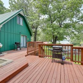 Lakefront Retreat | Hot Tub, Pool & Boat Dock，位于Grove的酒店