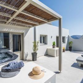 New Sea Serenity Villas Next to the Sea With Private Jacuzzi，位于维查德的酒店