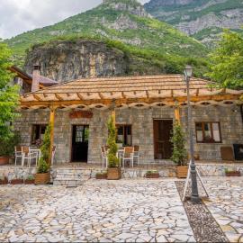 - Cemi Rooms - River View & Traditional Restaurant，位于Tamarë的酒店