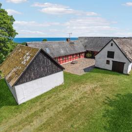 3 Bedroom Cozy Home In Østermarie，位于Østermarie的酒店