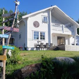 Peaceful Lakeview Retreat in Swedish Nature，位于Finnerödja的酒店