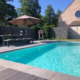 landelijke villa met zwembad en gezellige openhaard，位于Zemst的酒店