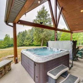 3-Acre Benezette Cabin: Hot Tub, Grill & Mtn View，位于Benezette的酒店