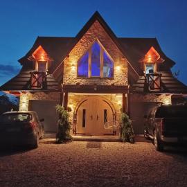 Lux Houses w DOMKU tylko DWA APARTAMENTYz jacuzzi zewnętrznym，位于Groń的酒店