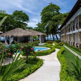 Fuego del Sol Beachfront Hotel，位于雅科的酒店