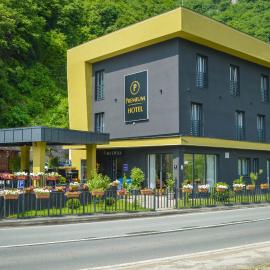 Hotel Premium，位于亚伊采的酒店