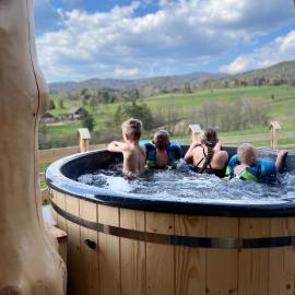 Góralskie Domki na Podhalu z jacuzzi，位于Maniowy的酒店
