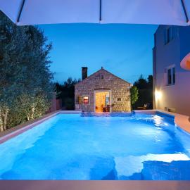 Pool apartment with traditional Dalmatian Konoba，位于宁的酒店
