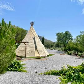 Boutique Teepee Sleeps 2 with Pool，位于Zújar的酒店