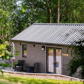 A Cornish Cabin in the Tamar Valley，位于甘尼斯莱克的酒店
