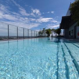 One bedroom condo with rooftop pool，位于班达拉朗西的酒店